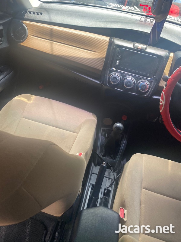 Toyota Axio 1,5L 2014