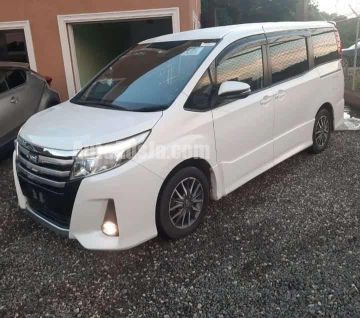 2014 Toyota Noah SI