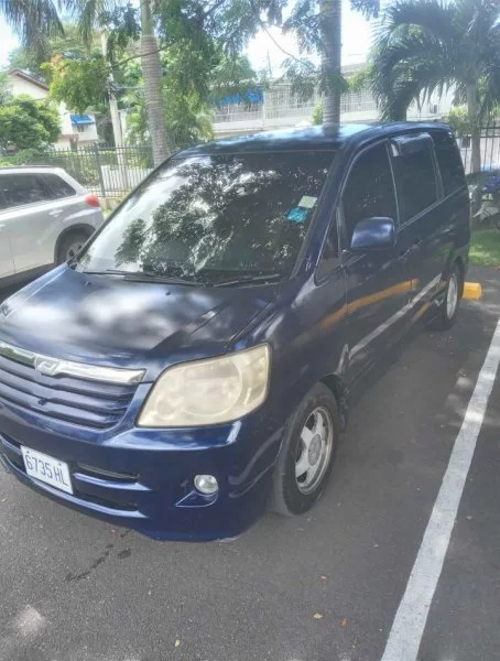 2005 Toyota noah
