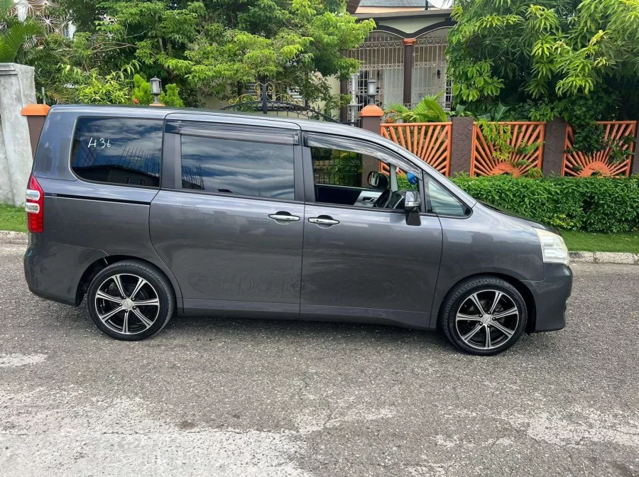 2012 Toyota Noah