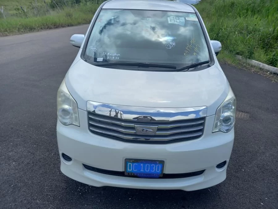 2013 Toyota voxy