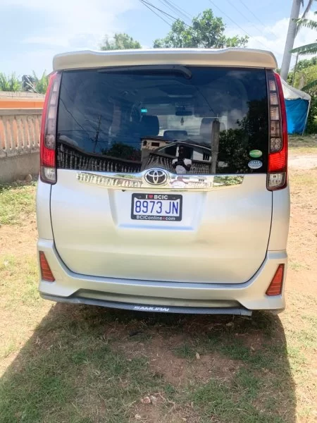 2014 Toyota Noah, price is negotiable