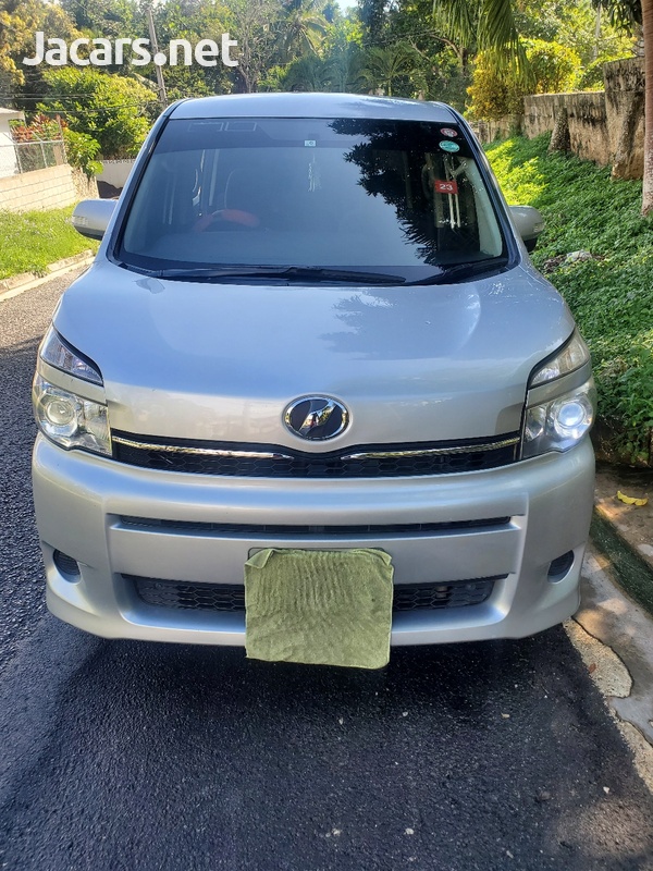 Toyota Voxy 2,0L 2011