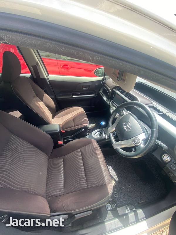 Toyota Aqua 1,3L 2015