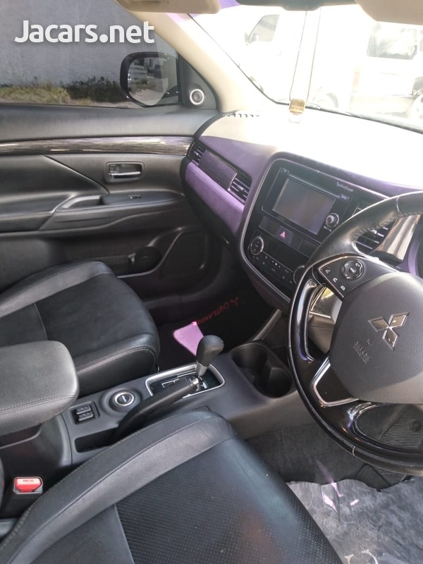 Mitsubishi Outlander or Airtrek 2,4L 2016