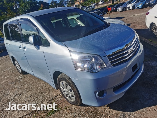 Toyota Noah 2,0L 2012