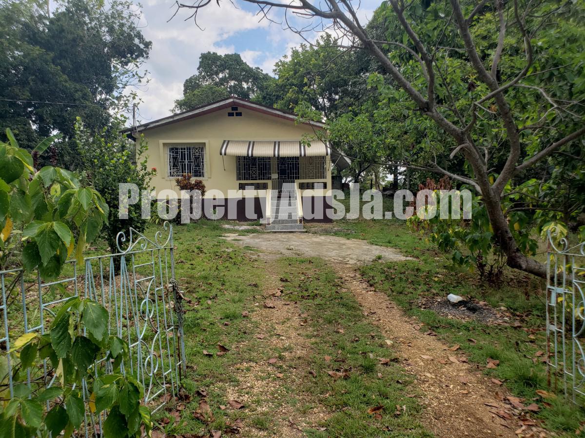 2 bed House For Rent in May Pen, Clarendon, Jamaica