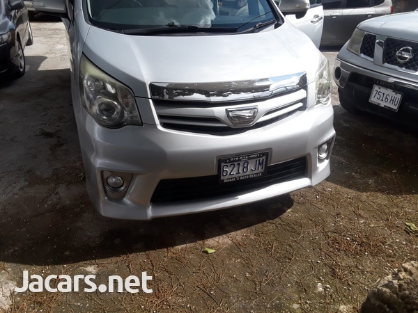 Toyota Noah 2,0L 2012