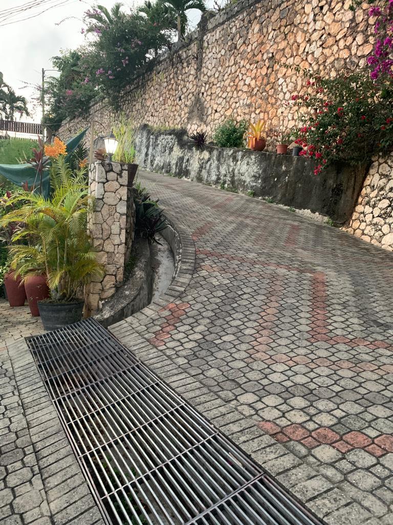 House for Sale   Kingston 9