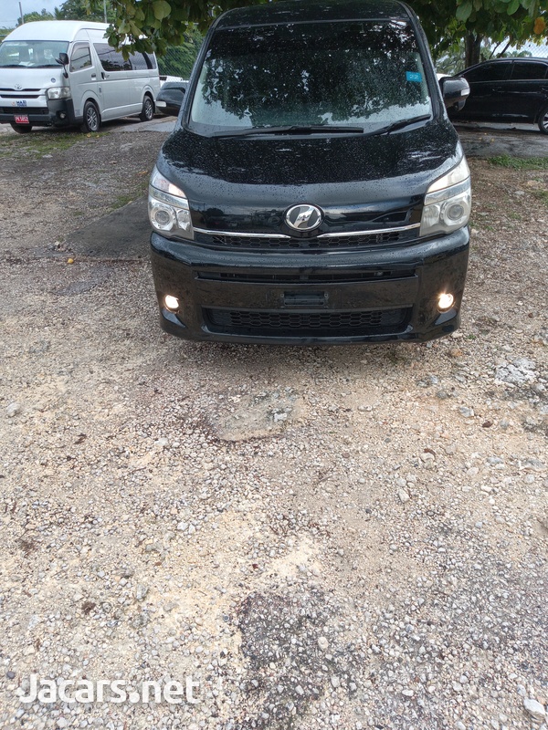 Toyota Voxy 2,0L 2011