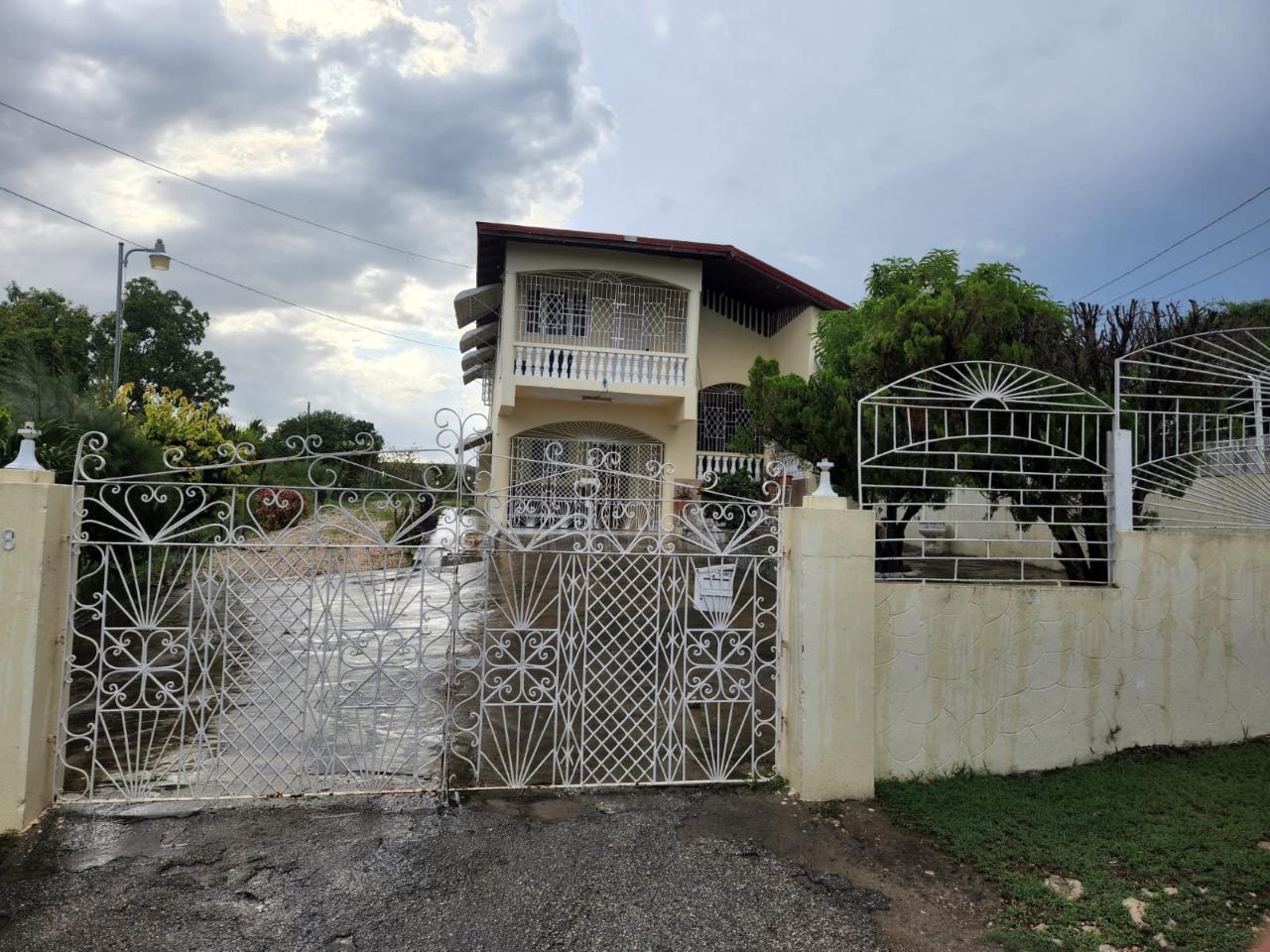 House for Sale   May Pen