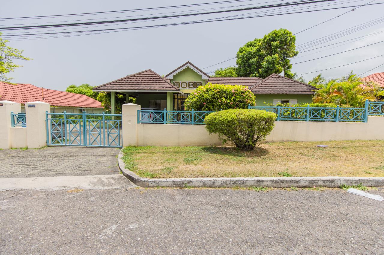 House for Sale   Kingston 8
