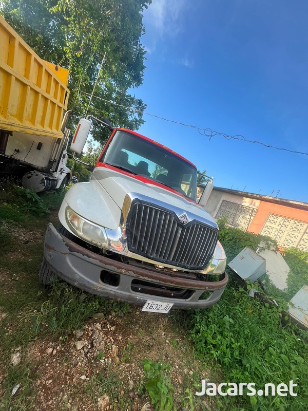 2005 International Dt Truck