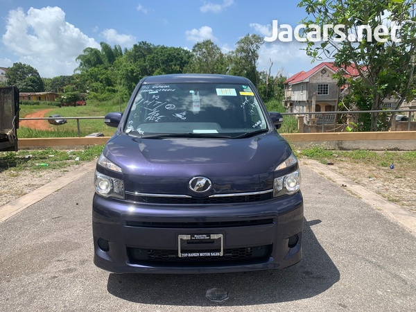 Toyota Voxy 1,9L 2013