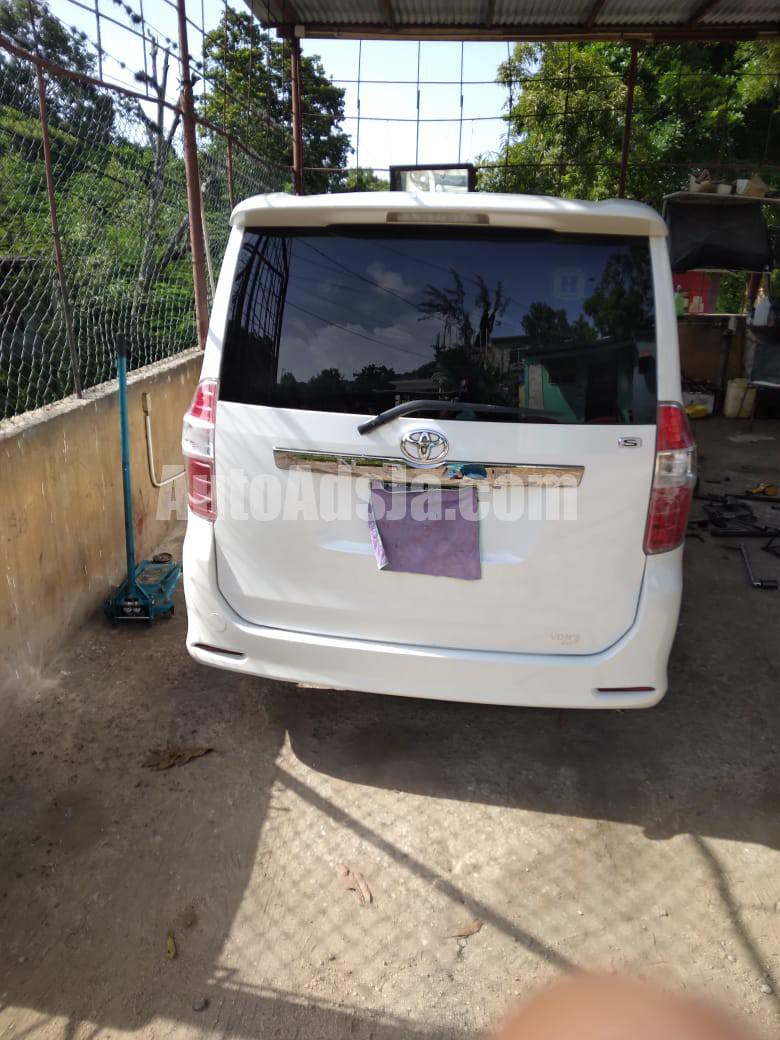 2009 Toyota Noah