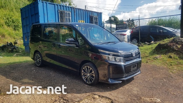 Toyota Voxy 2,0L 2014