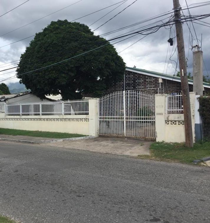 House for Sale   Kingston 10
