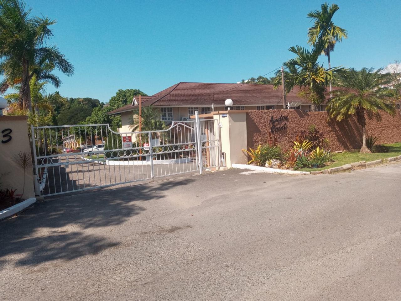 Townhouse for Rent   Kingston 8