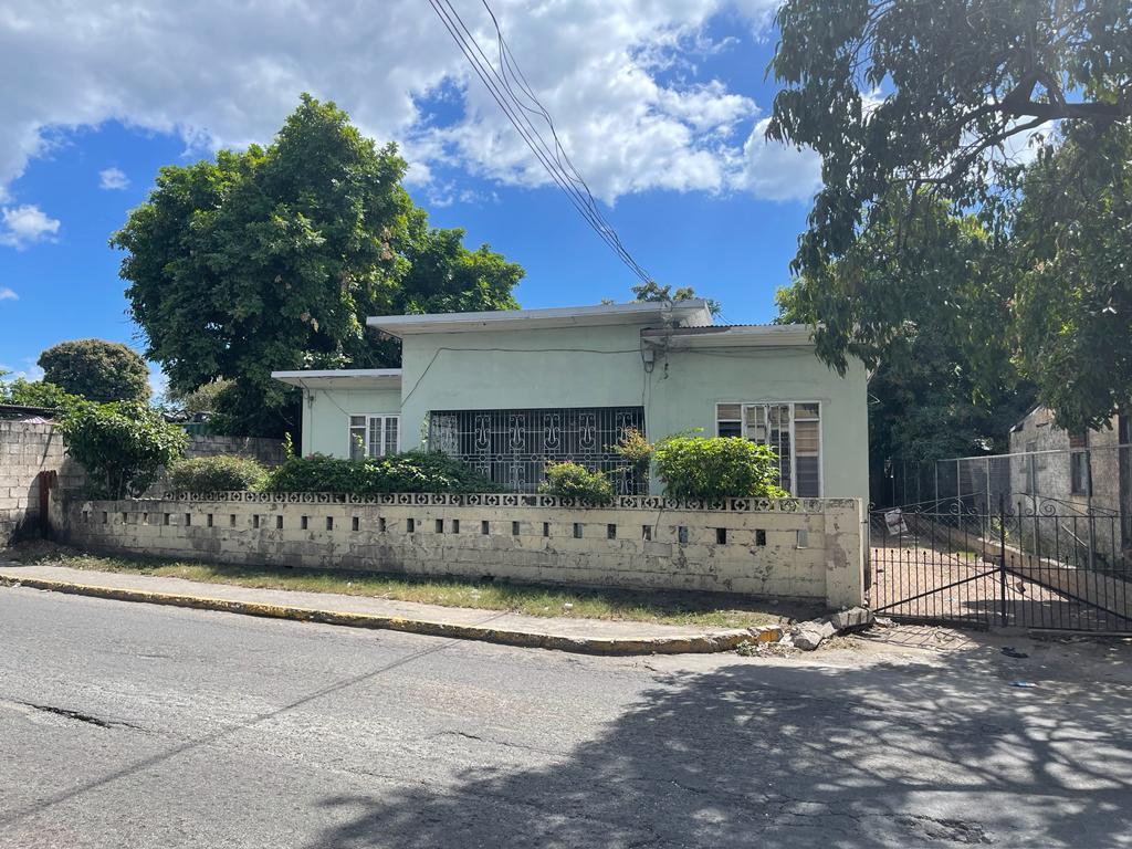 House for Sale   Kingston 13