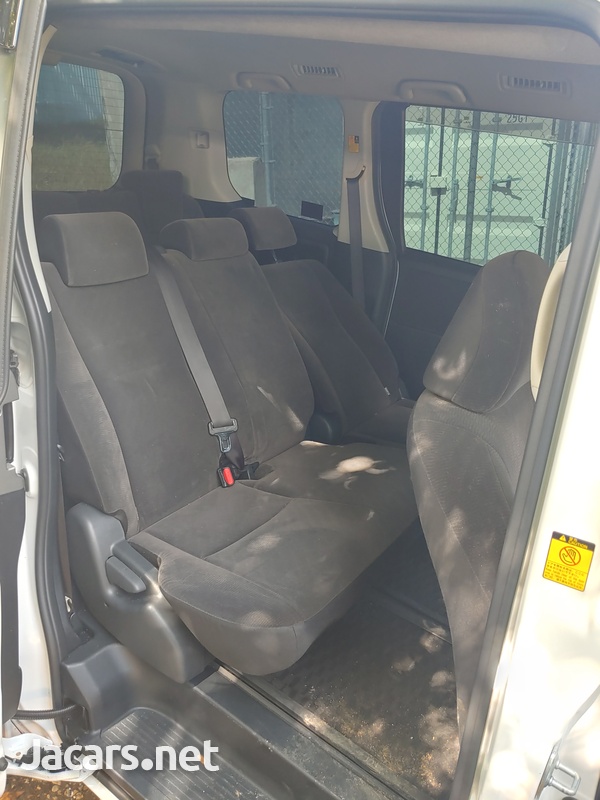Toyota Noah 1,8L 2012