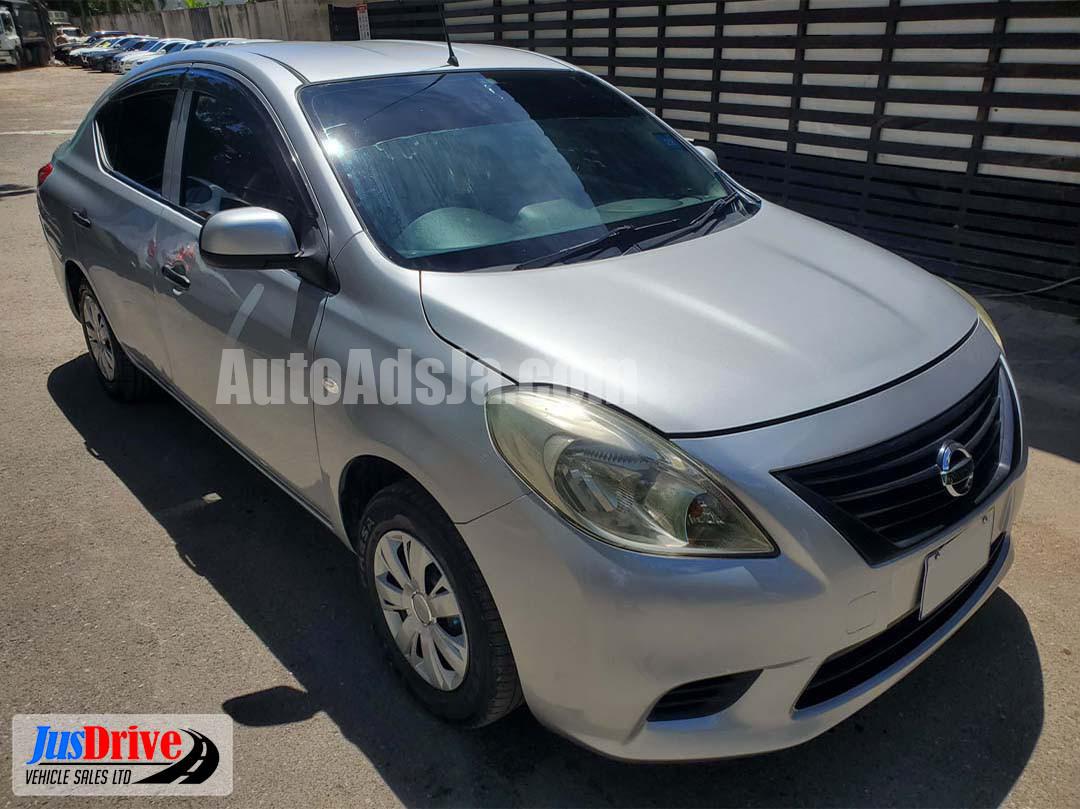2013 Nissan LATIO