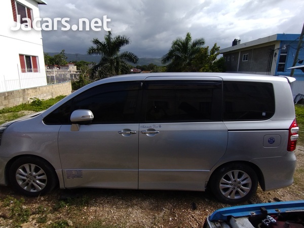 Toyota Noah 3,0L 2012