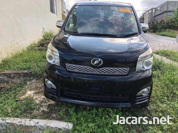 Toyota Voxy 1,8L 2013