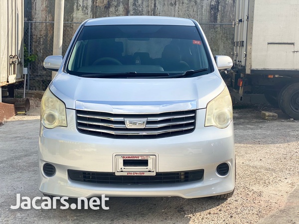 Toyota Noah 2,0L 2012