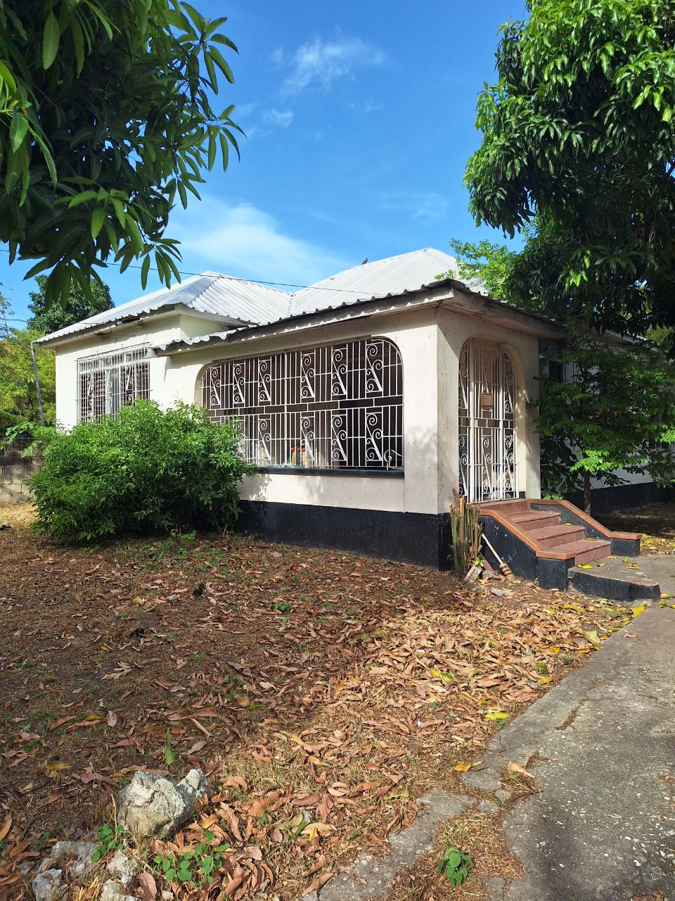 House for Sale   Kingston 10
