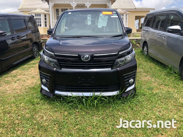 Toyota Voxy 2,0L 2014