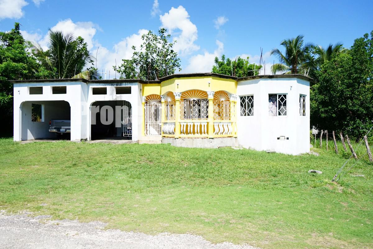 3 bed House For Sale in Santa Cruz, St. Elizabeth, Jamaica