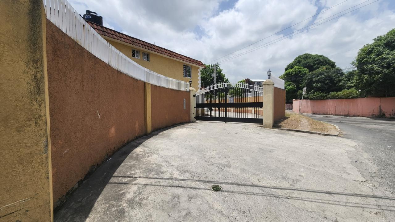 Townhouse for Rent   CONSTANT SPRING