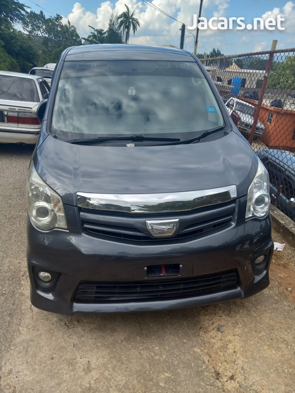 Toyota Noah 2,0L 2011