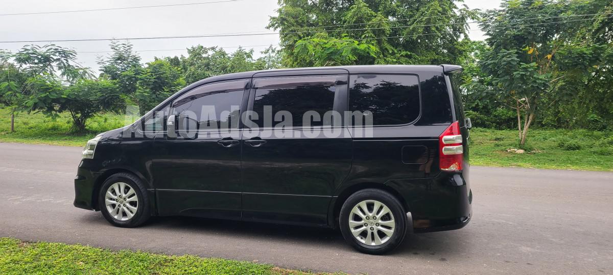 2012 Toyota Noah si