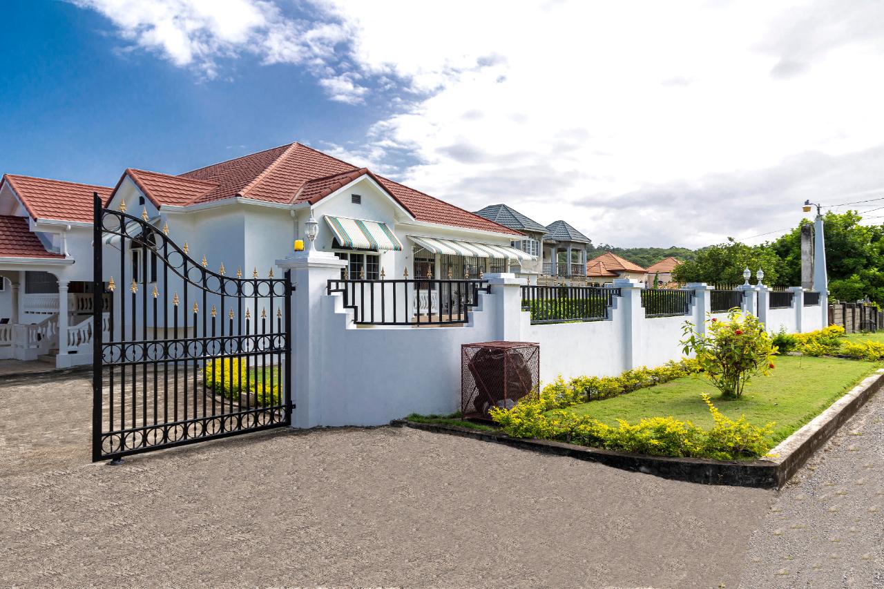 House for Sale   Runaway Bay