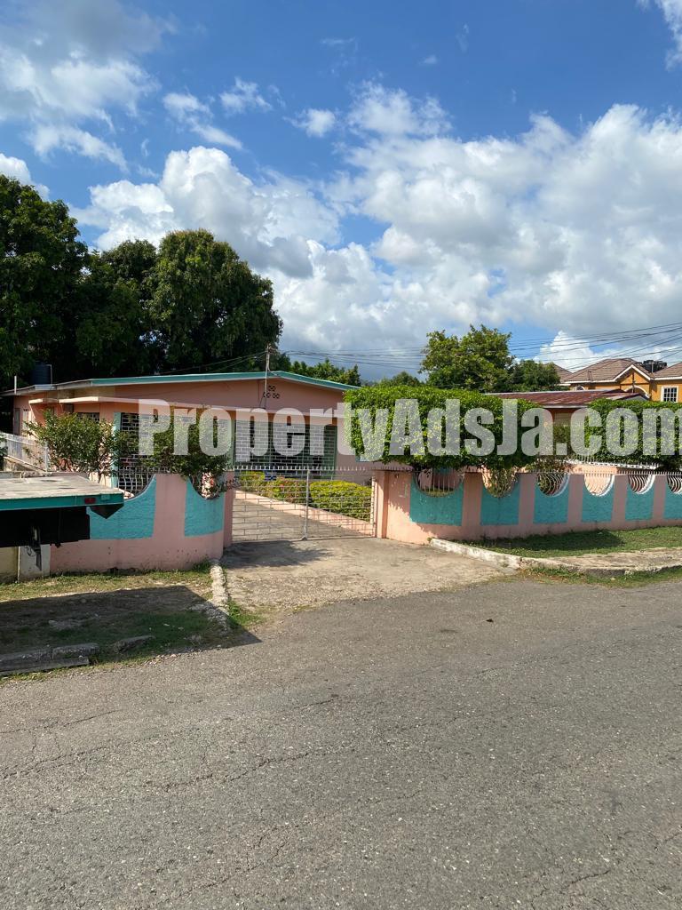 3 bed House For Rent in Molynes, Kingston / St. Andrew, Jamaica