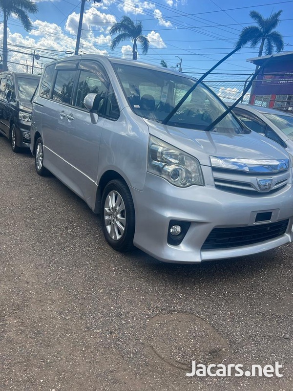 Toyota Noah 2,0L 2013