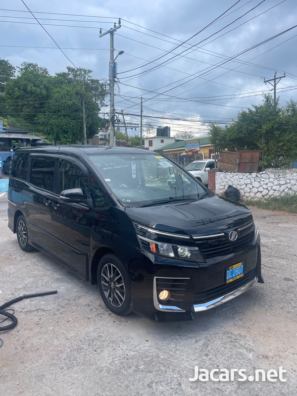 Toyota Voxy 2,0L 2014
