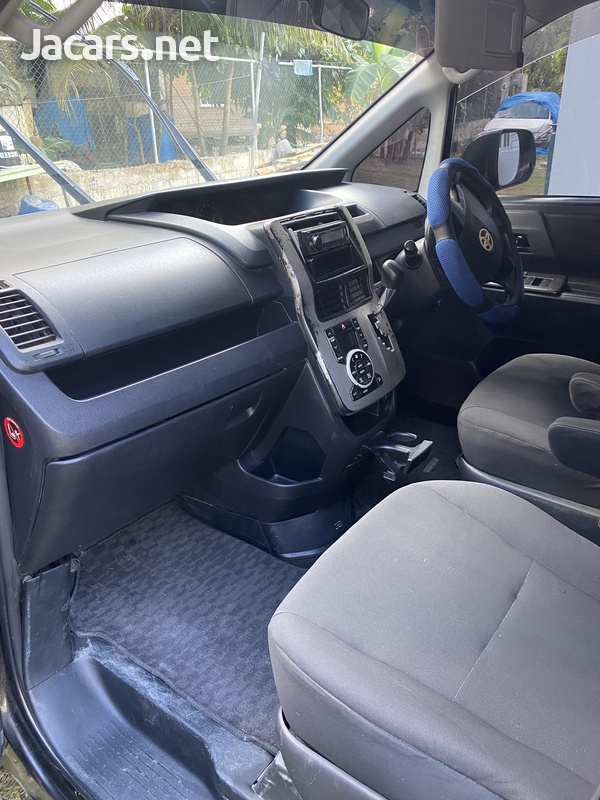 Toyota Voxy 2,0L 2010