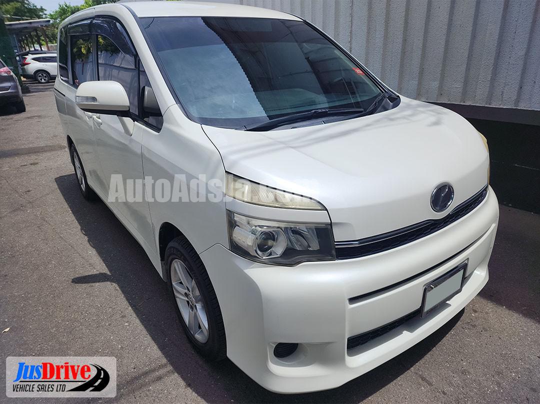 2013 Toyota Voxy