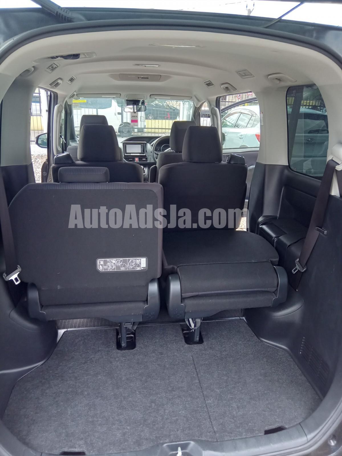 2017 Toyota Noah hybrid