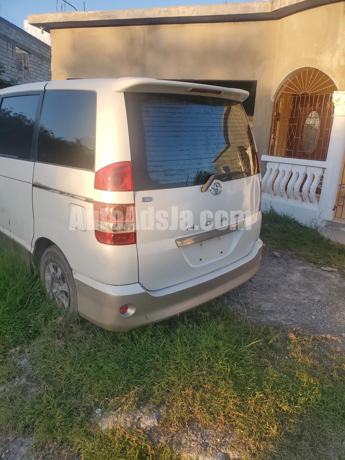 2003 Toyota Noah