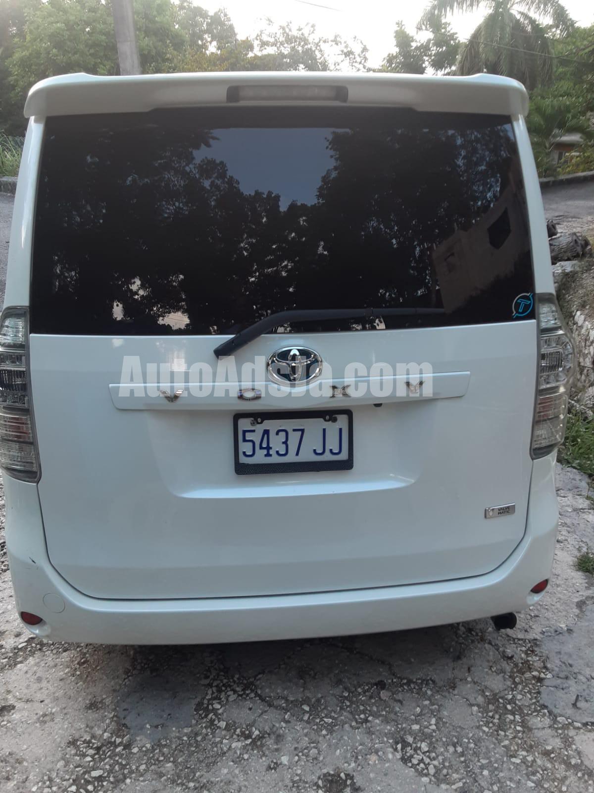 2011 Toyota Voxy