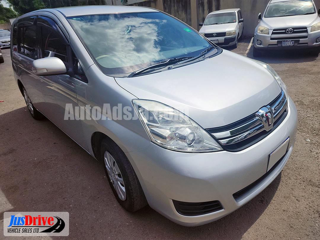 2013 Toyota ISIS