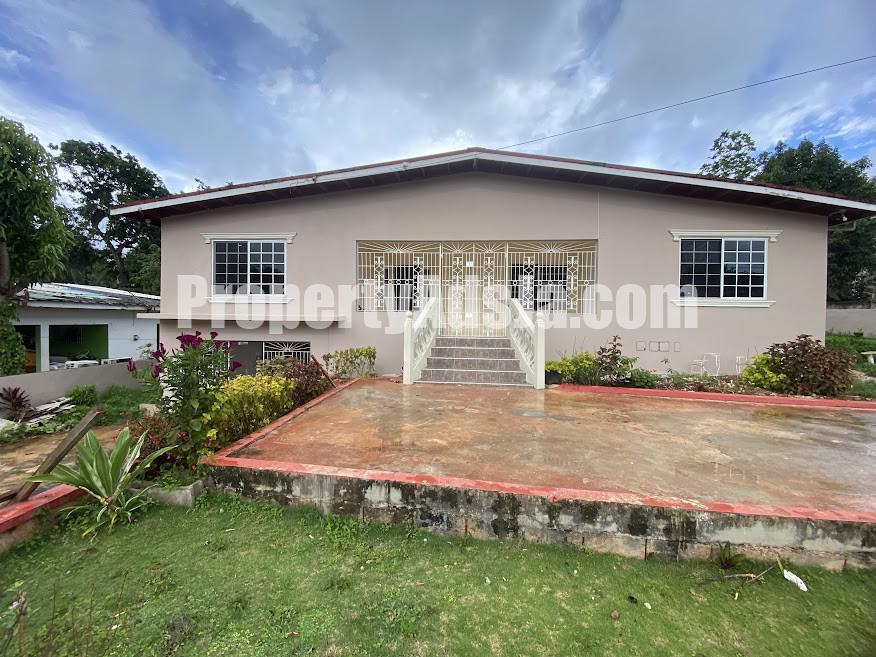 7 bed House For Sale in Mandeville, Manchester, Jamaica