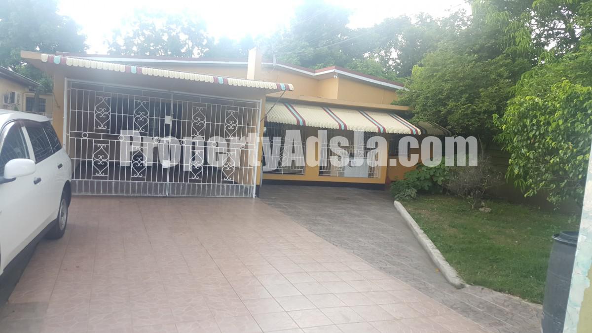 8 bed House For Sale in Kyle, Manchester, Jamaica