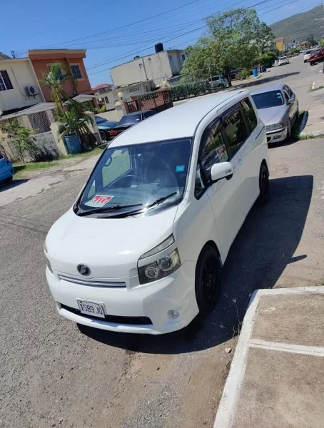 Toyota voxy 2011