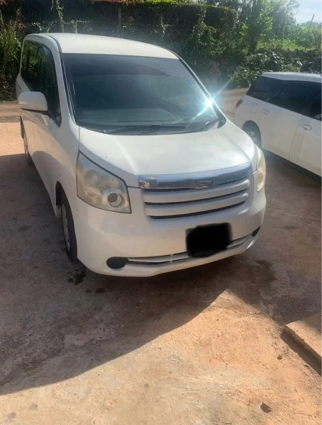 Toyota Noah 2008